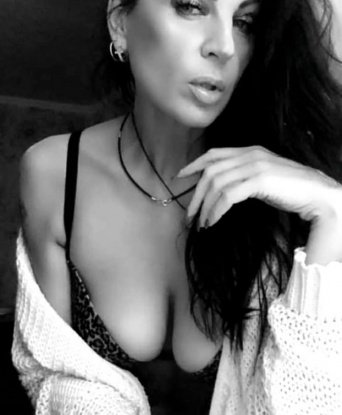 Мои нежные губки и изысканное тело созданы для того, чтобы доставить тебе незабываемое удовольствие. Я креативна, умна и опытна, и моя единственная цель - удовлетворить все твои желания. 🌟 Мои услуги будут тебе в радость: глубокий минет, классический секс, массаж, стриптиз и многое другое. Мои отзывы подтверждают, что сессия со мной - это настоящий взрыв страсти и наслаждения. 🌹 Безупречное фото в моем профиле говорит само за себя! Я буду рада. Так что давай не упускай свой шанс на незабываемые встречи и неземное удовольствие. Жду тебя в Москве, мой дорогой! 💋💋💋 10973, 39 лет